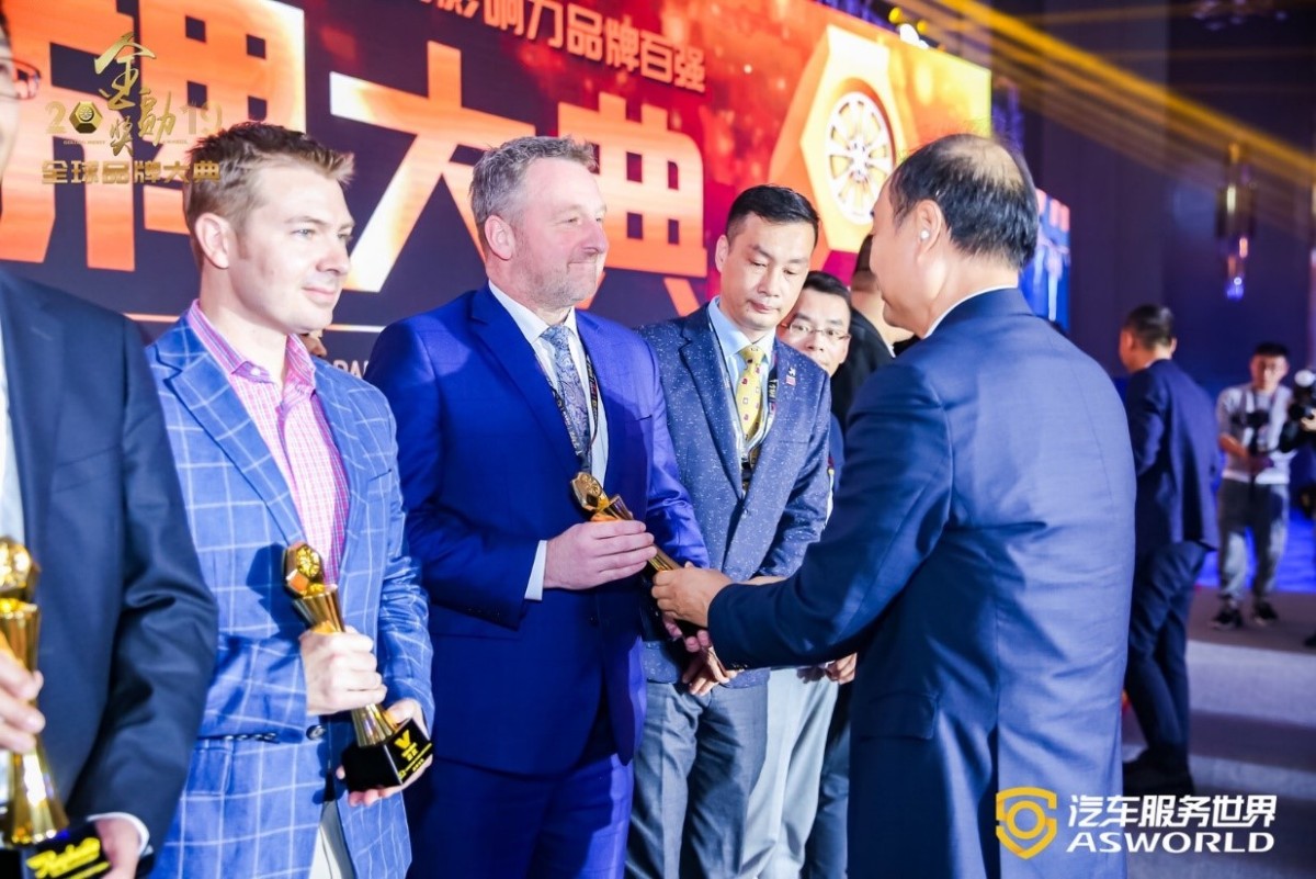 伍尔特(中国)总经理Ralf Kircher先生上台领奖(从左到右,第二位) 伍尔特(中国)总经理Ralf Kircher先生上台领奖(从左到右,第二位)